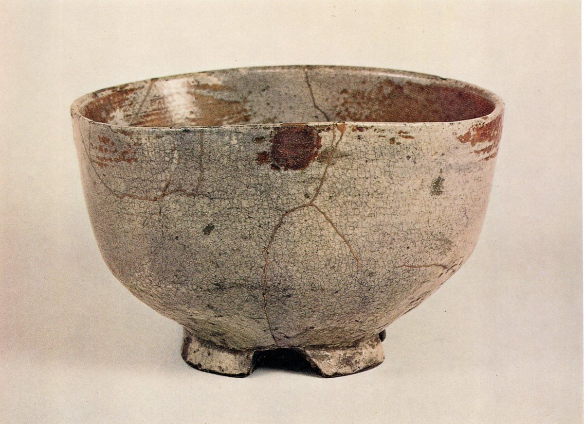 高麗茶碗の中の割高台茶碗について調べると、高台が低いものがほとんど