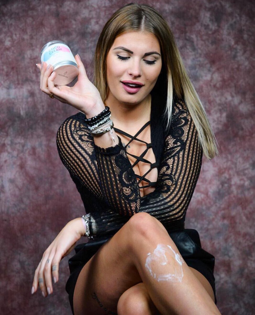 Shaunaevents's tweet photo. @LudivineBirker prend soin de sa peau avec la #cococream de @hellobody_fr ! Réduction sur https://t.co/1l0QpJHhS6 avec le code 💛🌸LUDIVINE🌸 💛 https://t.co/NaiT1l10GQ