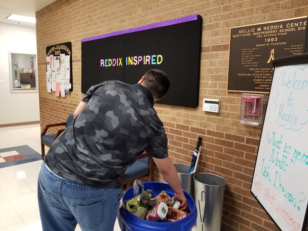 LauraTeachSpEd's tweet photo. Reddix young adult giving back to community. Food #Reddix #Northide https://t.co/FBlprxncSS