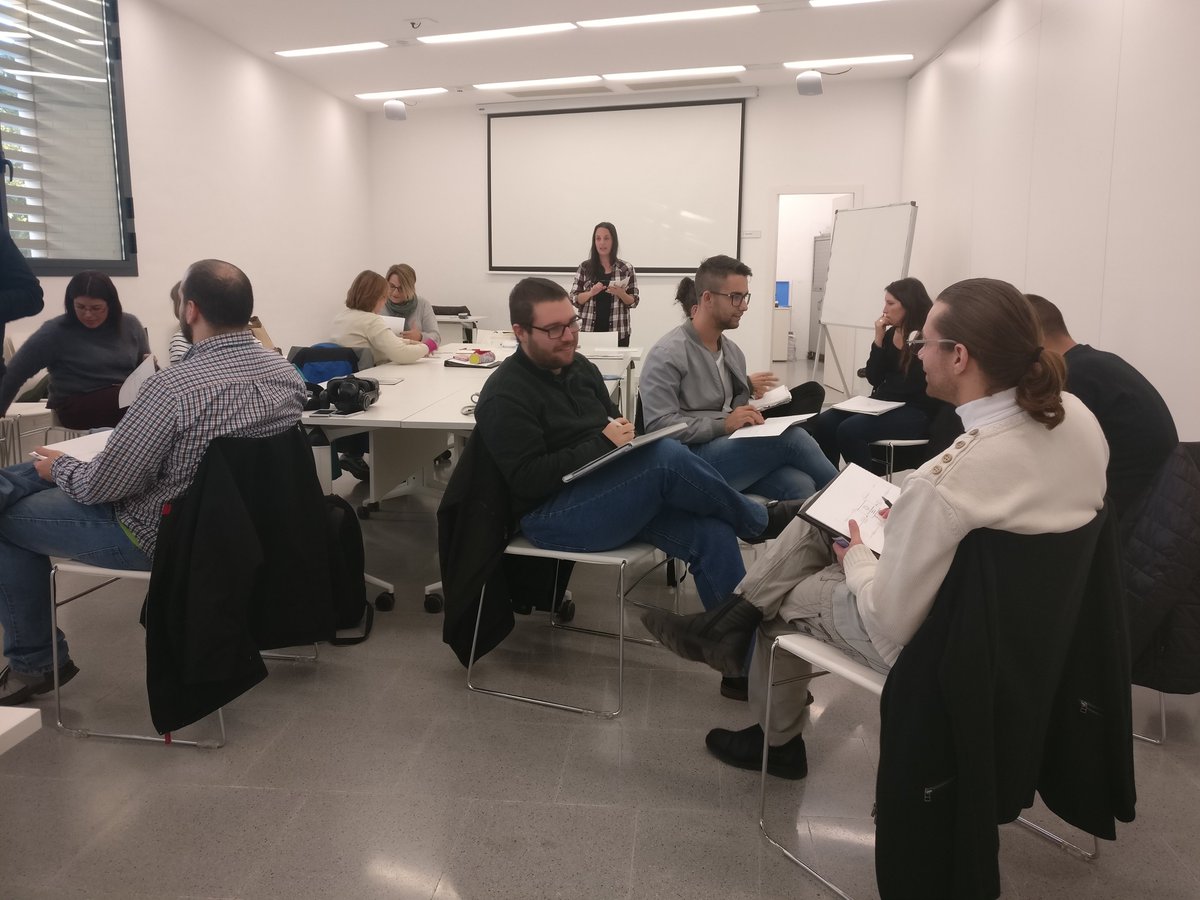 lazzum's tweet photo. Comencem la 4º sessió de #bis17 #xisc. Entrevista entre els participants per a localitzar les seves #competencias 😁 https://t.co/f6E6ERwoPG