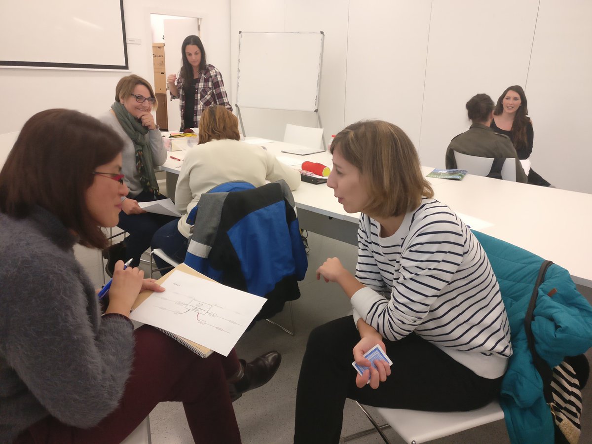 lazzum's tweet photo. Comencem la 4º sessió de #bis17 #xisc. Entrevista entre els participants per a localitzar les seves #competencias 😁 https://t.co/f6E6ERwoPG