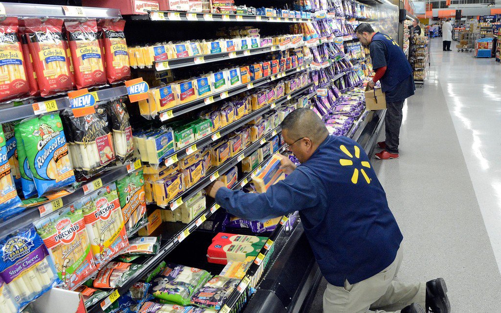 Vendavo's tweet photo. .@Walmart experiments with making online prices higher than in store prices on certain items. Will it work?  https://t.co/27gpqVoELD #pricing #pricestrategy https://t.co/wcW9MXEwyp