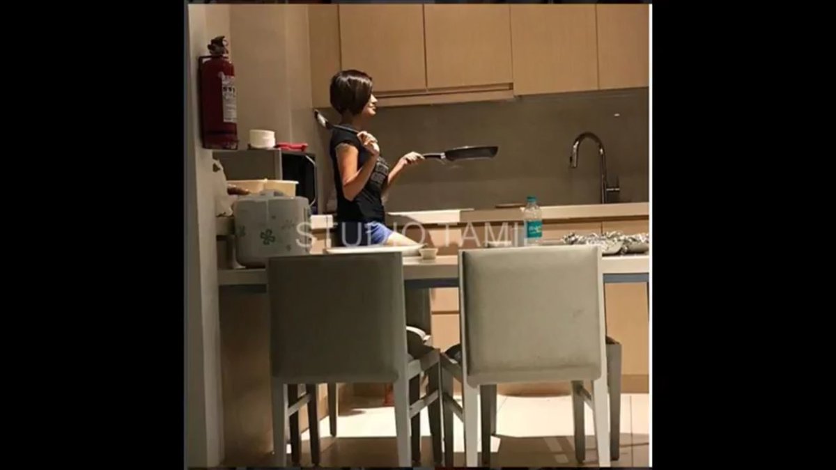 Deepak18430471's tweet photo. Oviya baby cook panra azaga paruga.... https://t.co/aZhIz2jA0C