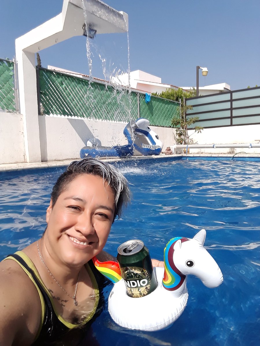 Yesivoni's tweet photo. @Federicaq  @kabah_oficial ya tengo mi salvavidas de unicornio como el de su vídeo #Soy #kabah_Fan 😍😗 https://t.co/B7P8OoYGUQ