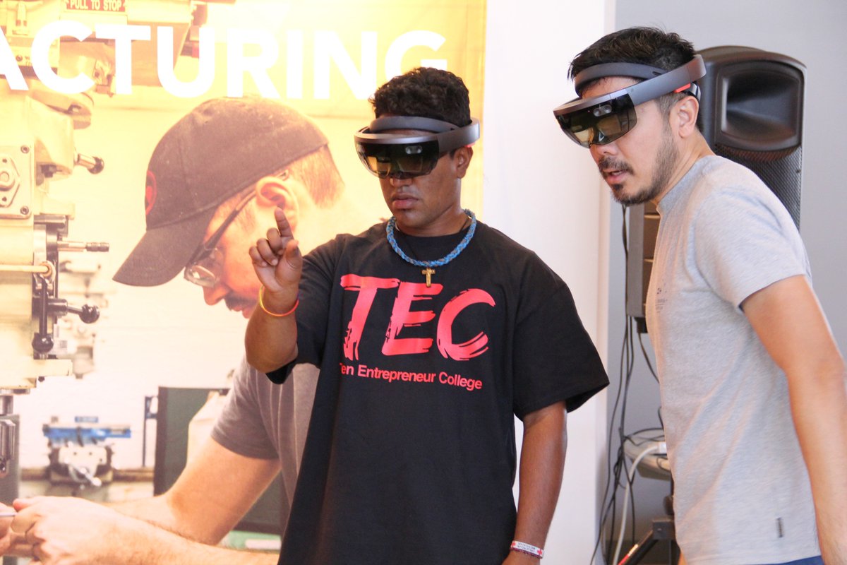 ravibrahmbhatt's tweet photo. Thank you! Terence Loo of Serl.IO for the demo on mixed reality / AR for at the #inventathon! https://t.co/MTlVzhUVci
