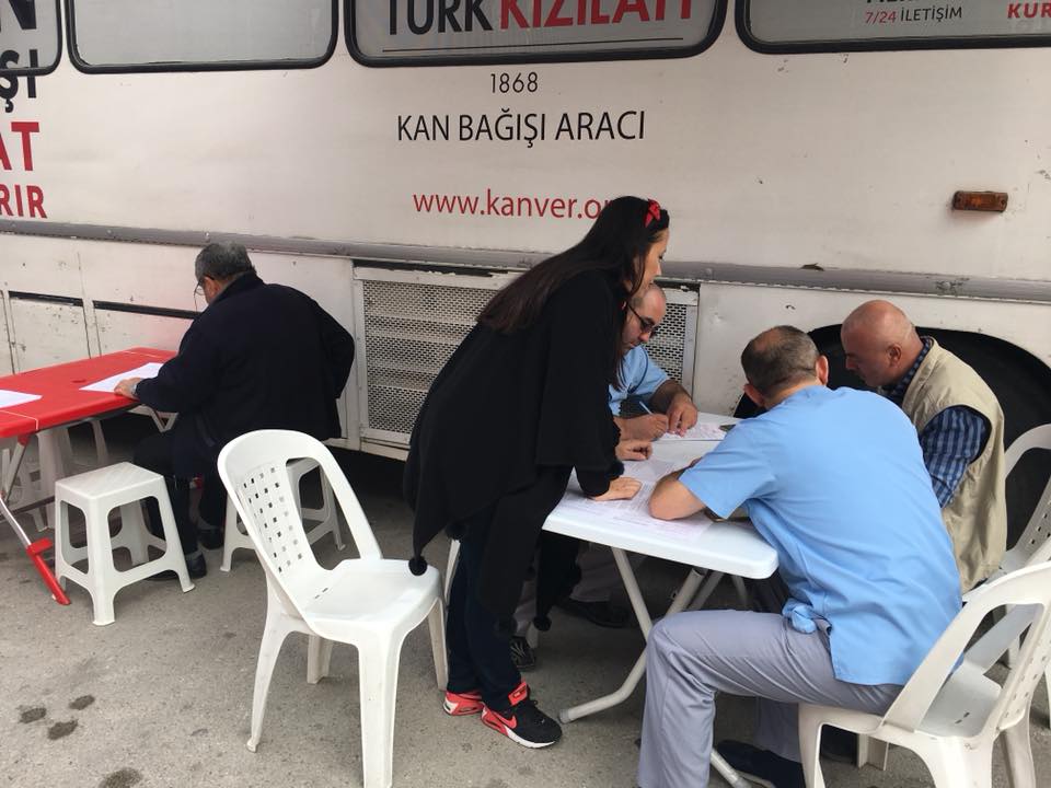 GemlikDevlet's tweet photo. KAN ACİL DEĞİL, SÜREKLİ İHTİYAÇTIR

Kızılay Kan Toplama Aracı bugün hastanemiz bahçesinde hizmet verdi. Duyarlı olan herkese teşekkür ediyoruz. https://t.co/bNOU3MIxZh