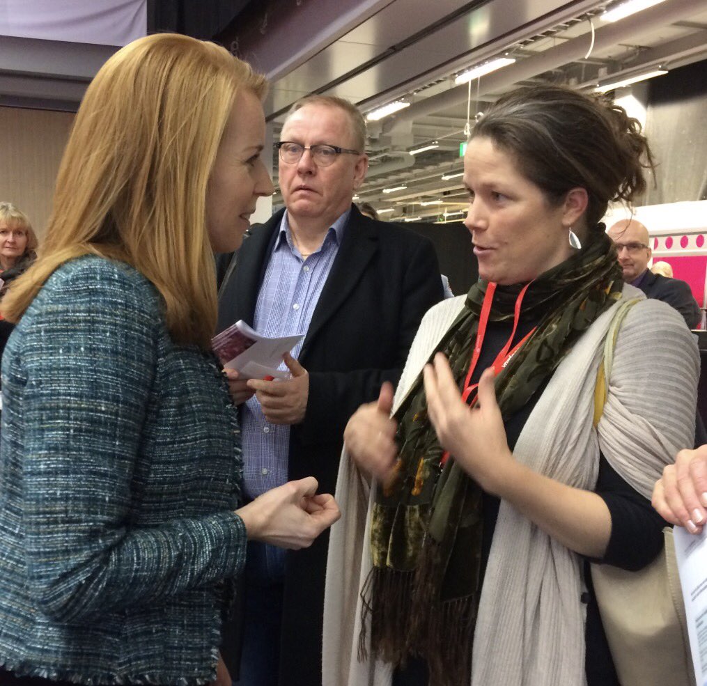 Vardaga_'s tweet photo. Nina Thorén Forsanker pratar med @annieloof på #kvalitetsmassan om hur Vardaga och Nytida arbetar för att lösa bristen på omsorgsmedarbetare och integrationsutmaningen genom att erbjuda praktik, utbildning och möjlighet till anställning för nyanlända. https://t.co/VIUaK44tHT https://t.co/XLjWE6RnWT