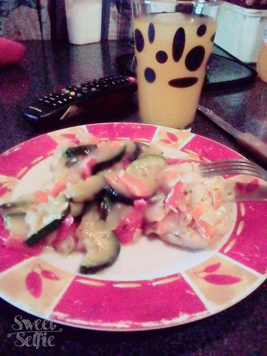 taamymonzon's tweet photo. Cuando En Tu Trabajo Están A Dieta Y Te Dejan Esto Para comer Y Bueno Vamos A Acompañarlos #PolloConVerduras Y Hacemos Una Excepción Y Tomamos Jugo #ArrancamosLaDietaConTodo https://t.co/7ZRAW0eoNO