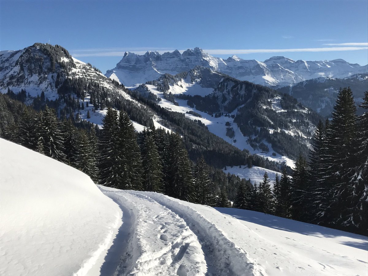 Picture postcard views from above #Chatel this afternoon - snow report update online at chatelweb.com/chatel_snow_re…