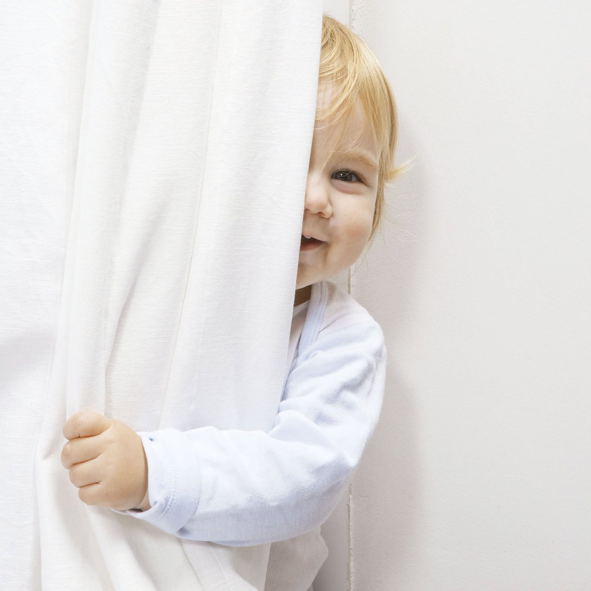 SerPadresAr's tweet photo. Cuando tu hijo esté a punto de tocar algo que no debe, decile un "NO" rotundo y claro. Tus palabras tienen que ir acompañadas por la acción de retirar ese objeto que ha tomado. Si insiste, lo mejor es sacarlo de la habitación. https://t.co/xPw0SuTg1a