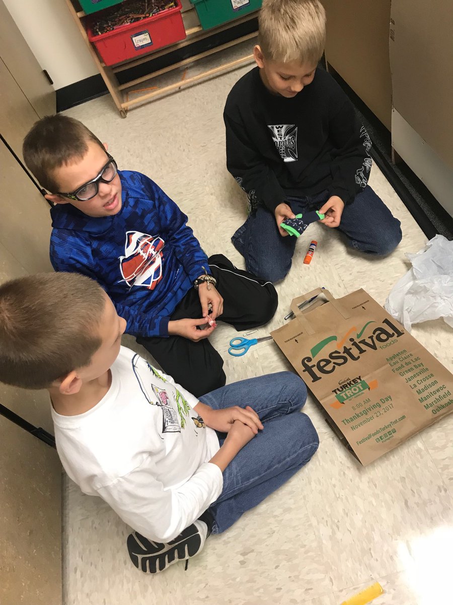 MrsMeyersWDP's tweet photo. These boys are exploring to decide if these household items are technology. Is a sock an example of technology? #RockonWestwood #wdppride https://t.co/1izyufwdBI