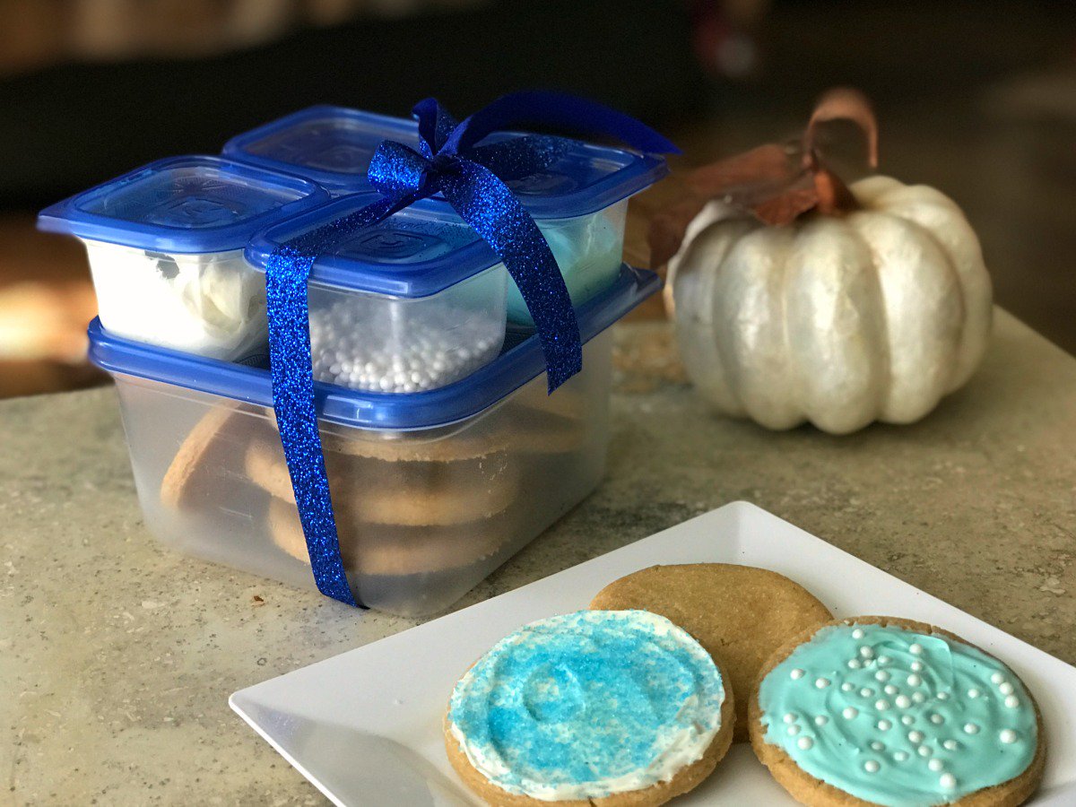 karynlocke's tweet photo. Give kids the gift of creativity with their own cookie decorating station using Ziploc® brand containers! #ZiplocHolidayUAI #AD @Ziploc https://t.co/Jrt035o06N