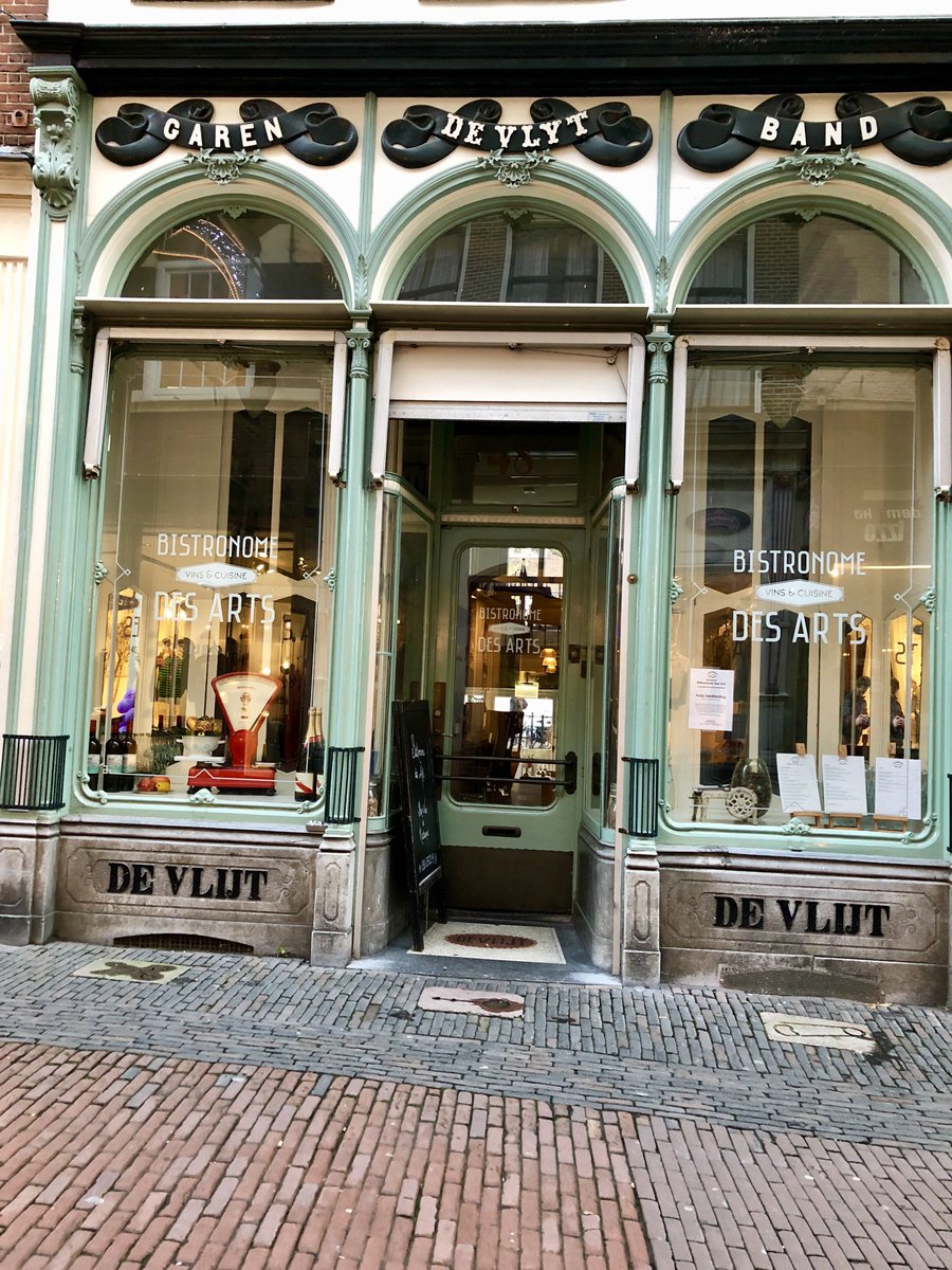ccutrecht's tweet photo. Een leuk klein restaurant en als je geluk hebt zit je aan de gracht #lijnmarkt https://t.co/P2SwIxVZa0