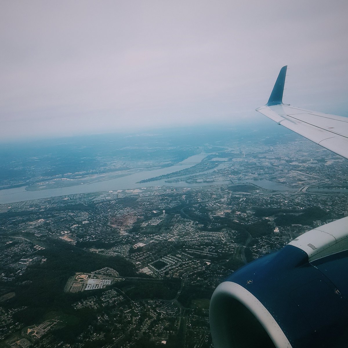 sealan's tweet photo. Flying over D.C. #DeltaShuttle 🇺🇸🛩☁ https://t.co/qMZk5gbJe7