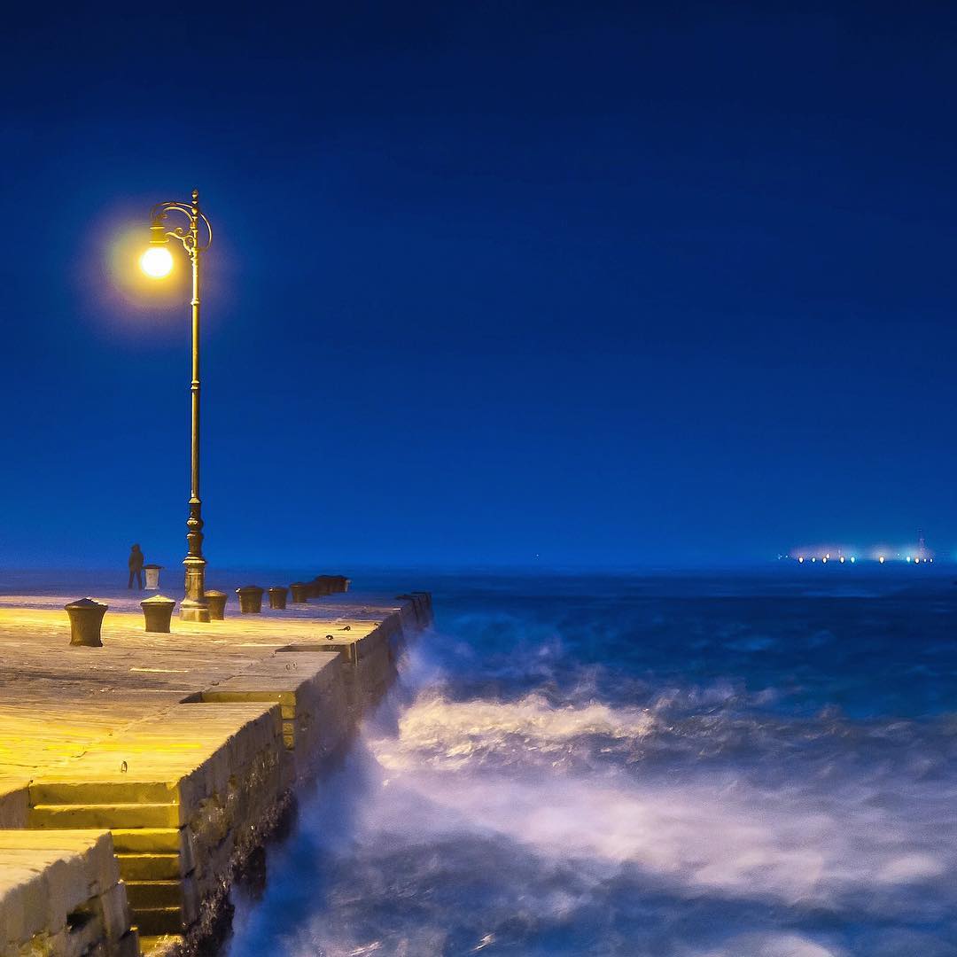 VisitFVG's tweet photo. 🇬🇧 The #wind 🌬️ ("Bora" is the name) lashes one of the most characteristic #place in #Trieste. The gusts reach the speed of about 180 km/h and even more. Many people challenge to get the end of the #pier. 

ph. and text by andrea.zangrando
#FVGlive #bora #Ilikeitaly @Italia https://t.co/x6WNsEWrI3