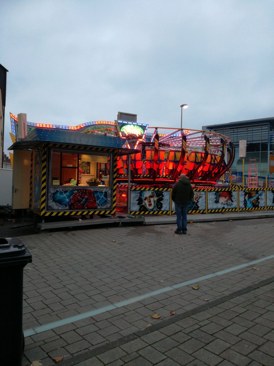 FluXGHG's tweet photo. #kirmes # Fahrgeschäft #Himmel #geist #hi #Hallo #nei https://t.co/yY7a32QrSt
