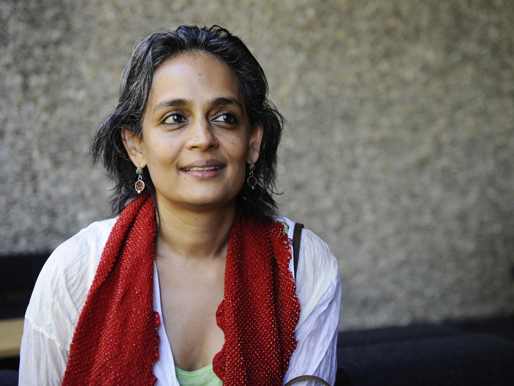 "No hay gente sin voz: la tienen, pero se la quitan de forma deliberada. El sistema no quiere oír algunas voces. ¿Cómo voy a ser escritora si no observo lo que sucede a mi alrededor y escribo sobre ello?" 
Arundhati Roy