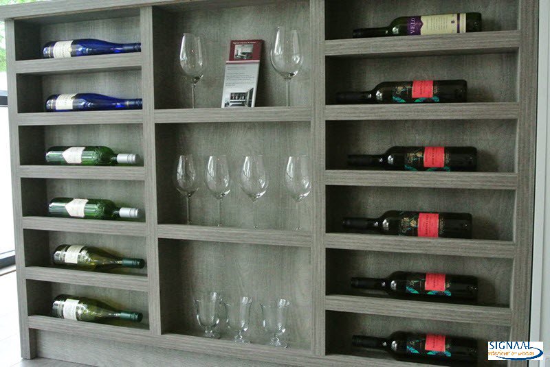 Signaalinterieu's tweet photo. De #wijnliefhebber moet alle flessen wel op orde houden! #Wijnkasten maken wij ook op #maat 🍷 Kom eens langs: https://t.co/oHOoZt9l1w https://t.co/PqhIvxskTW