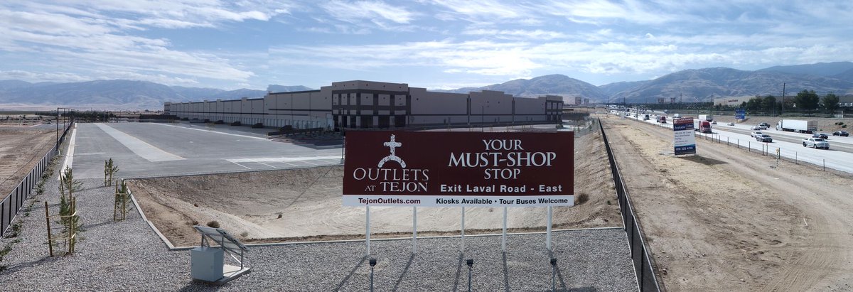 tejonranch's tweet photo. Relax, grab a bite, refuel &amp; do some shopping for #TravelTuesday. From the award-winning #Outletsattejon, to @innoutburger, @Starbucks &amp; a new hotel coming soon, we’re the perfect stop-off on your way. #Traveltuesday https://t.co/9Tl0lpqYNS