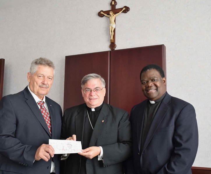 AllentownDioces's tweet image. Knights of Columbus representatives Charles Vagnarelli, Pennsylvania state deputy, left, and Father Paul Gaggawala, former state chaplain, right, present donations totaling almost $4,000 for vocations, &amp;amp; retired priests &amp;amp; sisters, to @BishopSchlert   (Photo by John Simitz) @KofC