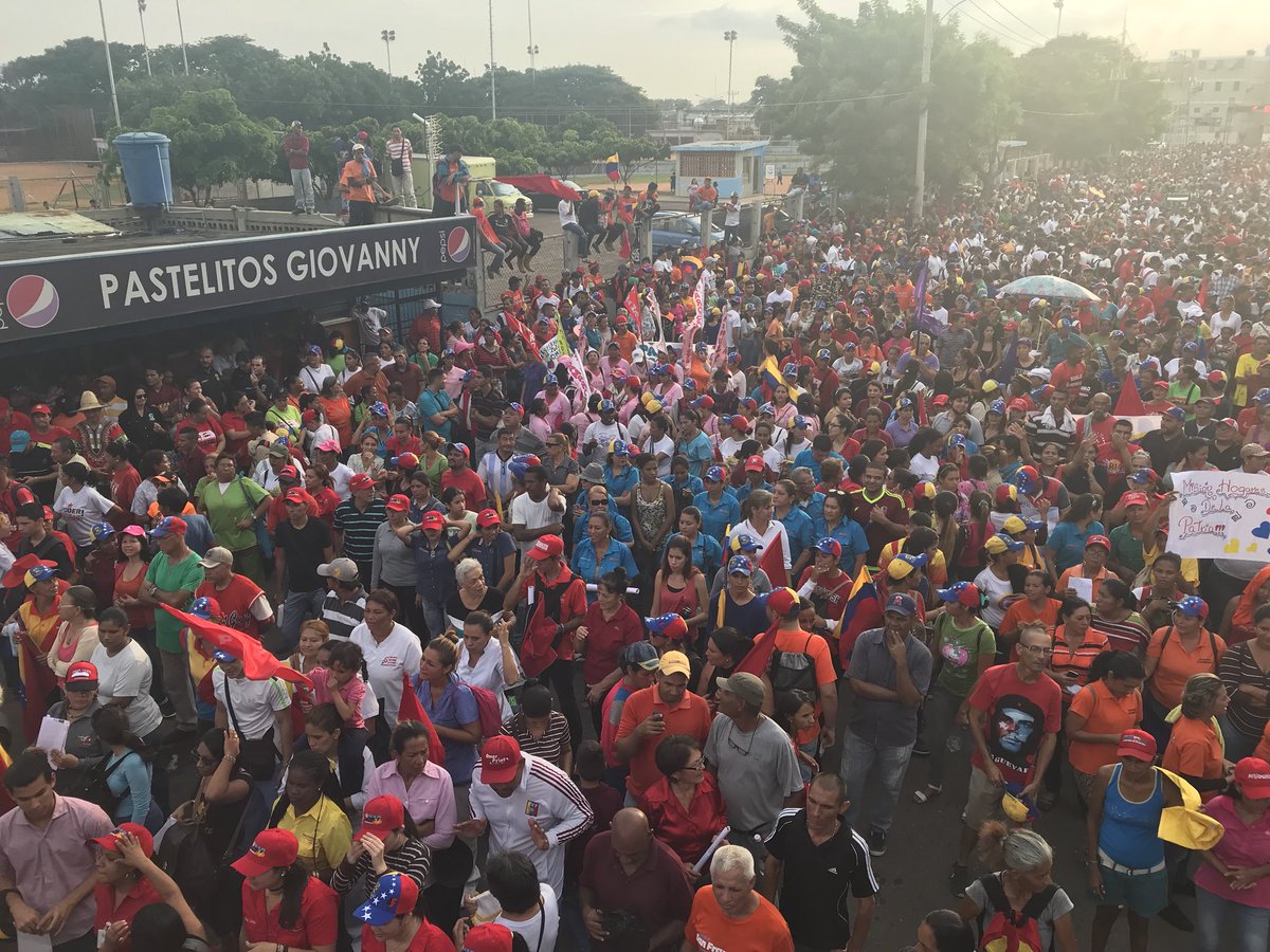 Omar_PrietoPSUV's tweet image. Un río de amor se ha desbordado desde San Francisco para todo el Zulia. Me siento honrado por tanto afecto popular. Eso nos motiva más a trabajar por el pueblo. Vamos por el camino correcto. Juntos avanzamos