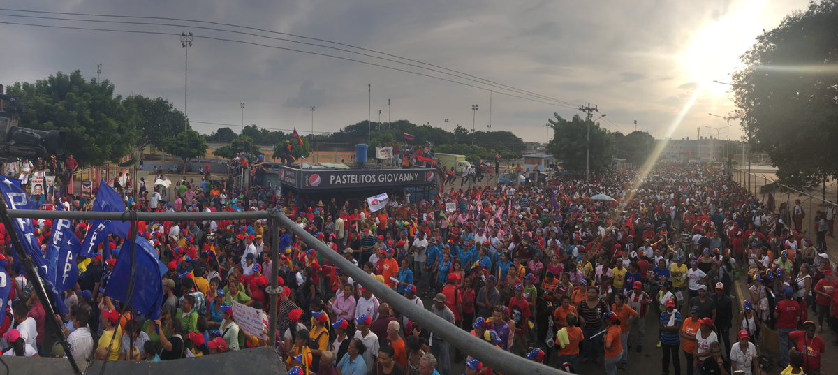 Omar_PrietoPSUV's tweet image. Un río de amor se ha desbordado desde San Francisco para todo el Zulia. Me siento honrado por tanto afecto popular. Eso nos motiva más a trabajar por el pueblo. Vamos por el camino correcto. Juntos avanzamos