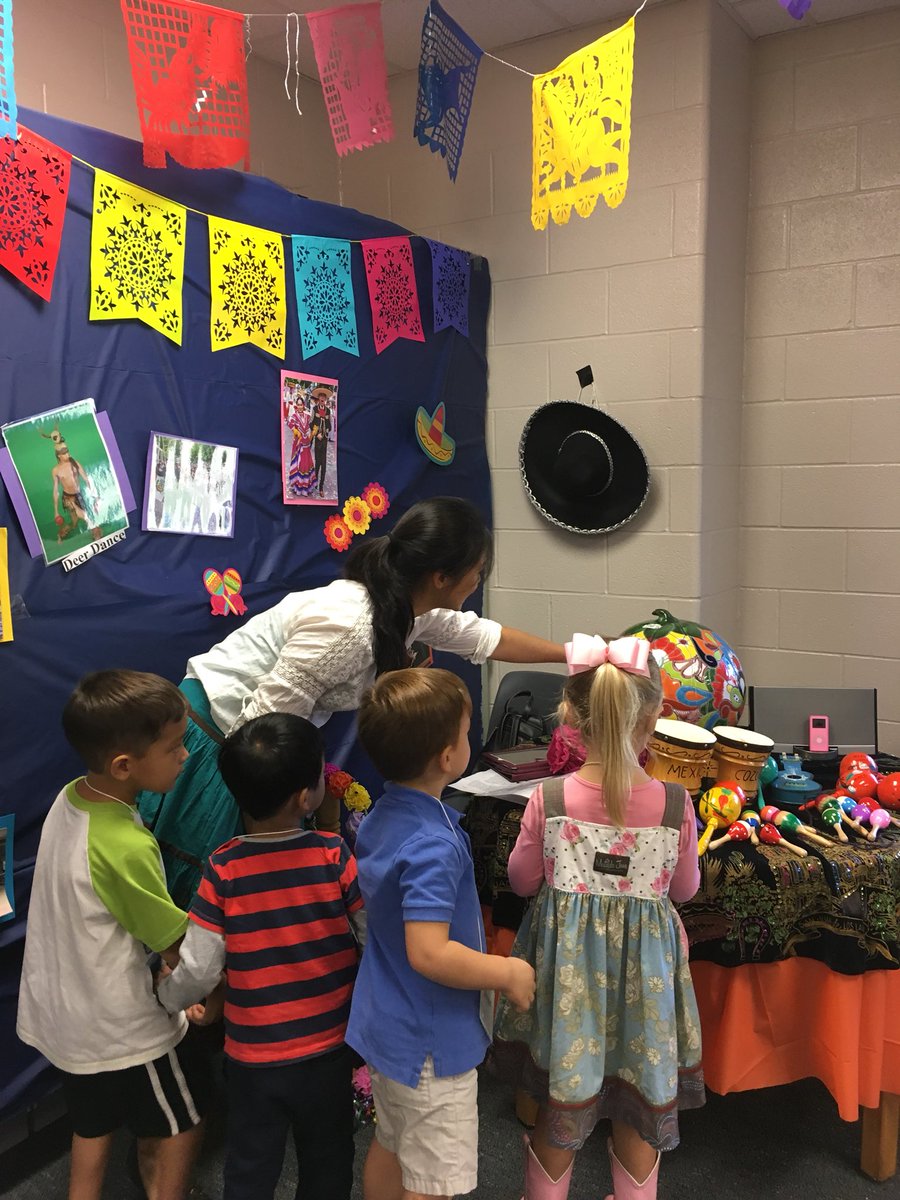 msgonzalesmde's tweet photo. Learning about México! #pk #culturalarts #thanksmoms @MDEJJordan https://t.co/WfW83fPf6S