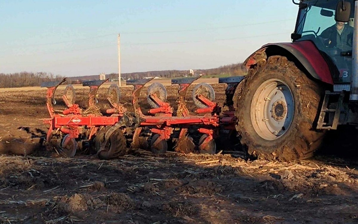 EquipmentOnt's tweet photo. Peter taking his @KuhnNA plow out for the final time this fall. Thanks for sharing your #Stoltzcustomerphoto
Call us for your Tillage Needs https://t.co/PFFQDGNaug