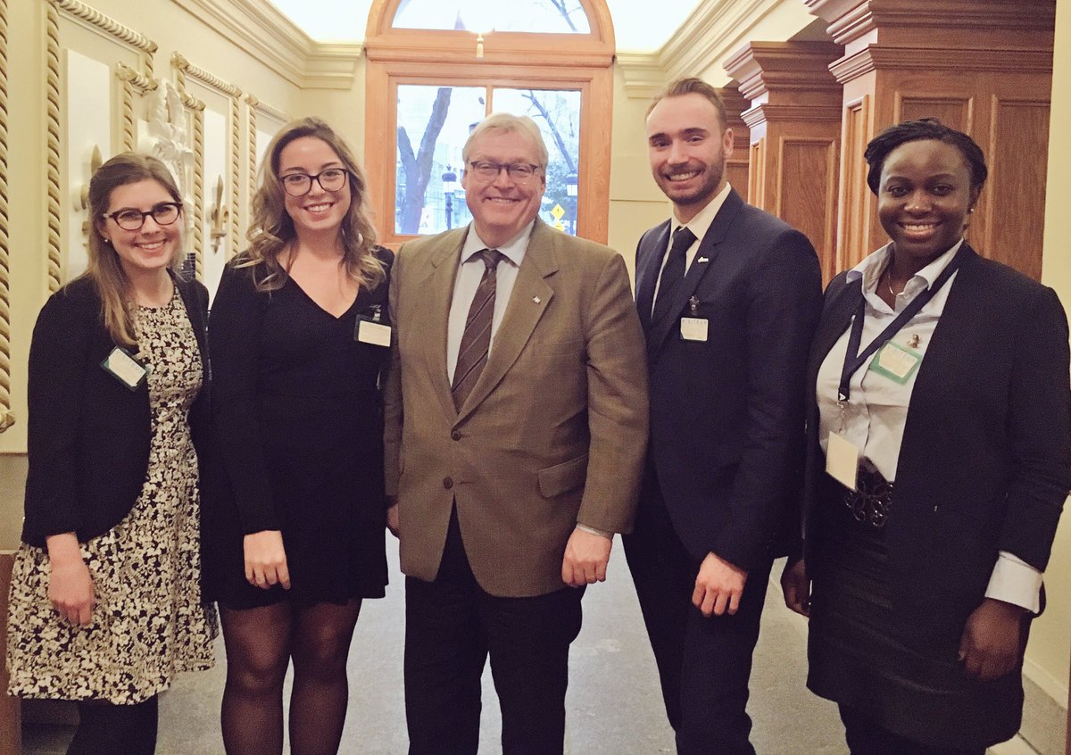 GraciaKatahwa's tweet photo. Le Ministre @drgbarrette  rencontre le comité jeunesse @OIIQ et la @FMEQ dans le cadre des « Rencontres Action Jeunesse » de @forcejeunesse pour parler des enjeux qui préoccupent les jeunes infirmier(ière)s et médecins au Québec 
#RAJ2017 #polqc https://t.co/DPrQyrHObx
