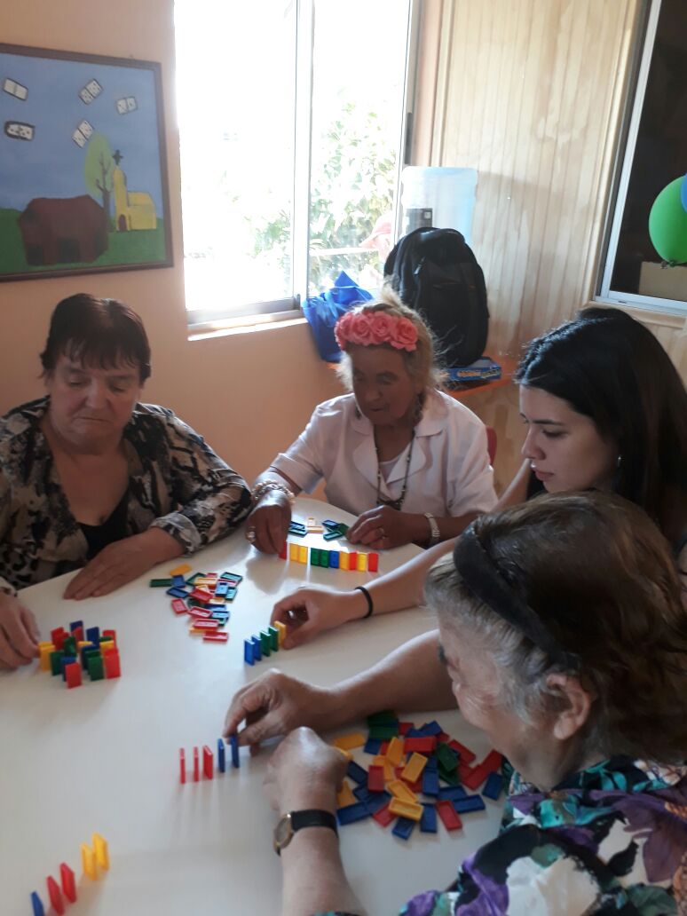 alimentasonrisa's tweet photo. [JUNTOS LO HERMIDA] El sábado 11, estuvimos en la población Lo Hermida en nuestro programa Juntos!! Jugamos dominó con nuestros abuelitos! ❤️🎲👵😀
Ayúdanos difundiendo nuestro trabajo! https://t.co/WbhZvzoA8S