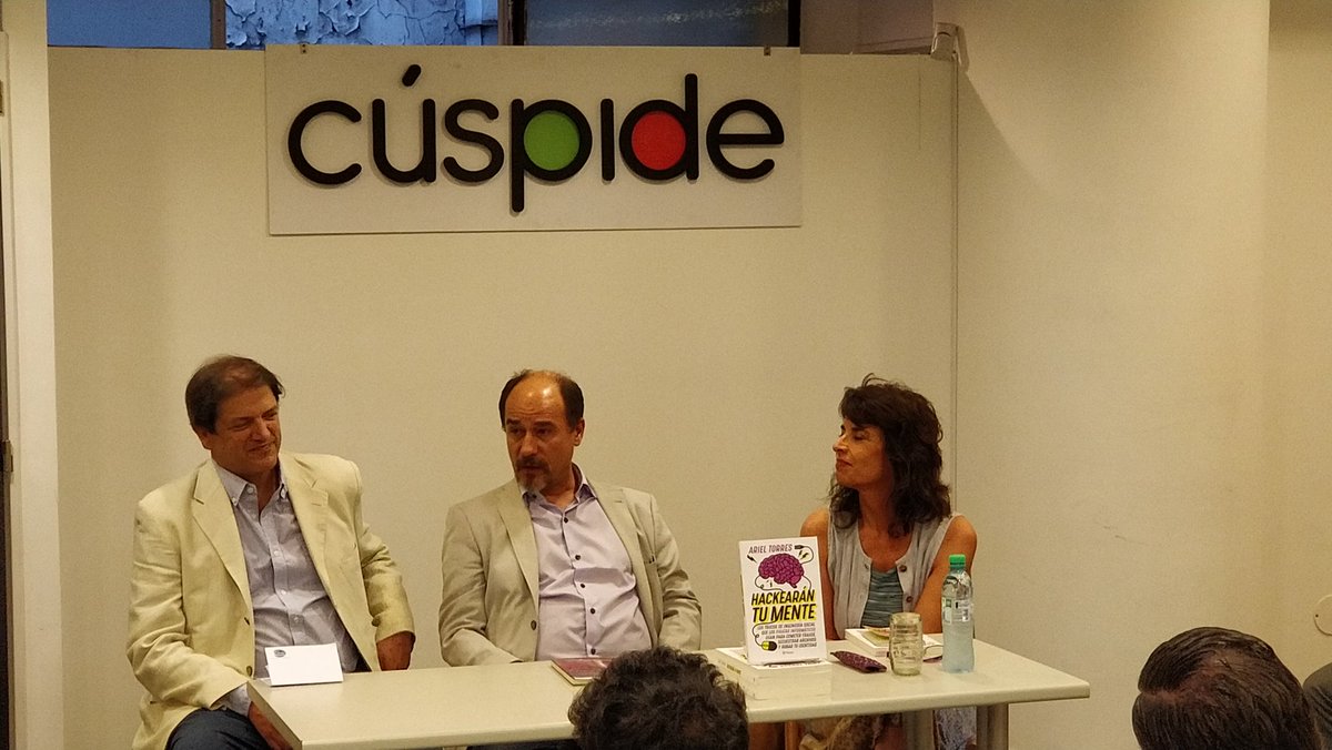 ajolo's tweet image. En la presentación de #hackearantumente de @arieltorres