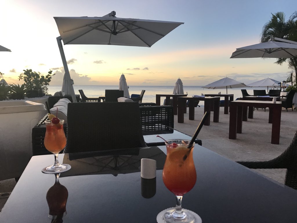 annettekspencer's tweet photo. I wonโt be boring you with lots of this, but weโve arrived at our destination. So here are Sunset Cocktails while we watch our first holiday sunset #notcoldhere https://t.co/gUW0aXKNAi