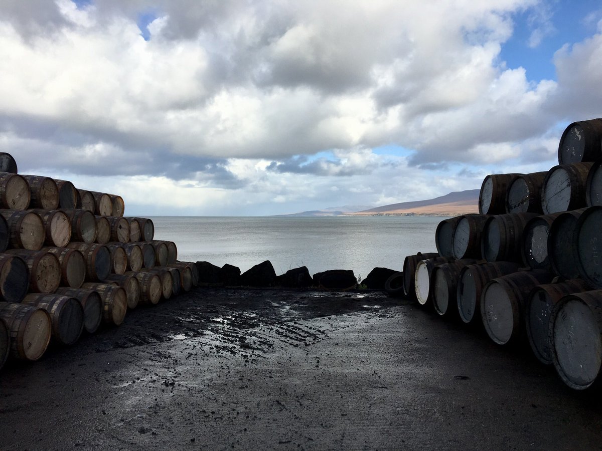 alanfdunlop's tweet photo. #Bunnahabhain #distillery #islay...beautiful November day on my recent visit...very peaceful &amp; atmospheric. https://t.co/5zdTumCTjk