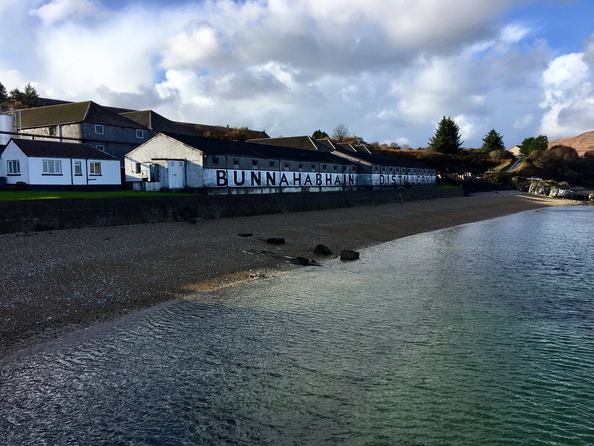alanfdunlop's tweet photo. #Bunnahabhain #distillery #islay...beautiful November day on my recent visit...very peaceful &amp; atmospheric. https://t.co/5zdTumCTjk