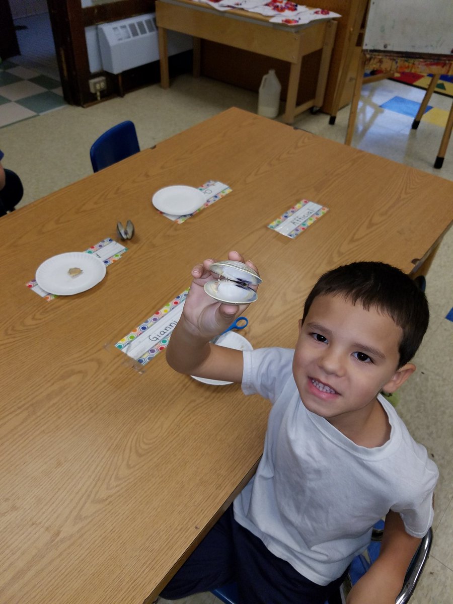 dardis_school25's tweet photo. Learned about mollusks in science so we dissected some clams. @RCSDsch25 https://t.co/To2n0gaZOk