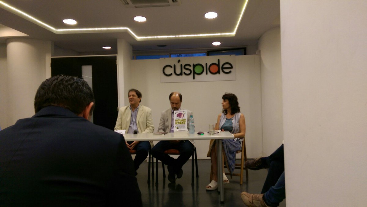 MatiasEGood's tweet image. En la presentación de #HackearánTuMente del genial @arieltorres (@ Cúspide) swarmapp.com/c/cLTlvUlejmG