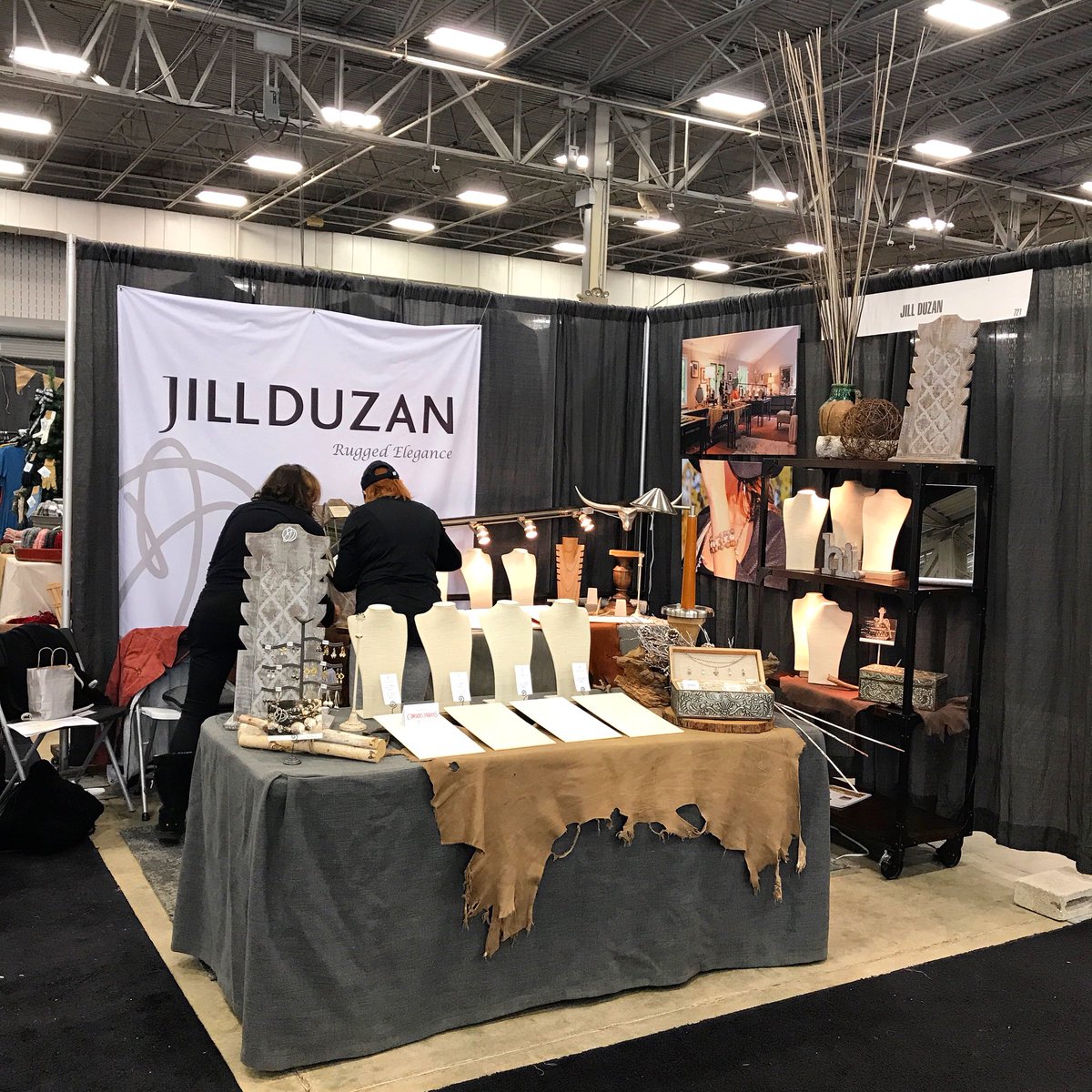 JillDuzan's tweet photo. Booth set up day for the @JLIHolidayMart! It’s all coming together 🙌🏼 Booth721! #jliholidaymart #jillduzan #shoplocal #indyweekend #hoosier https://t.co/bF5tnbRRe7
