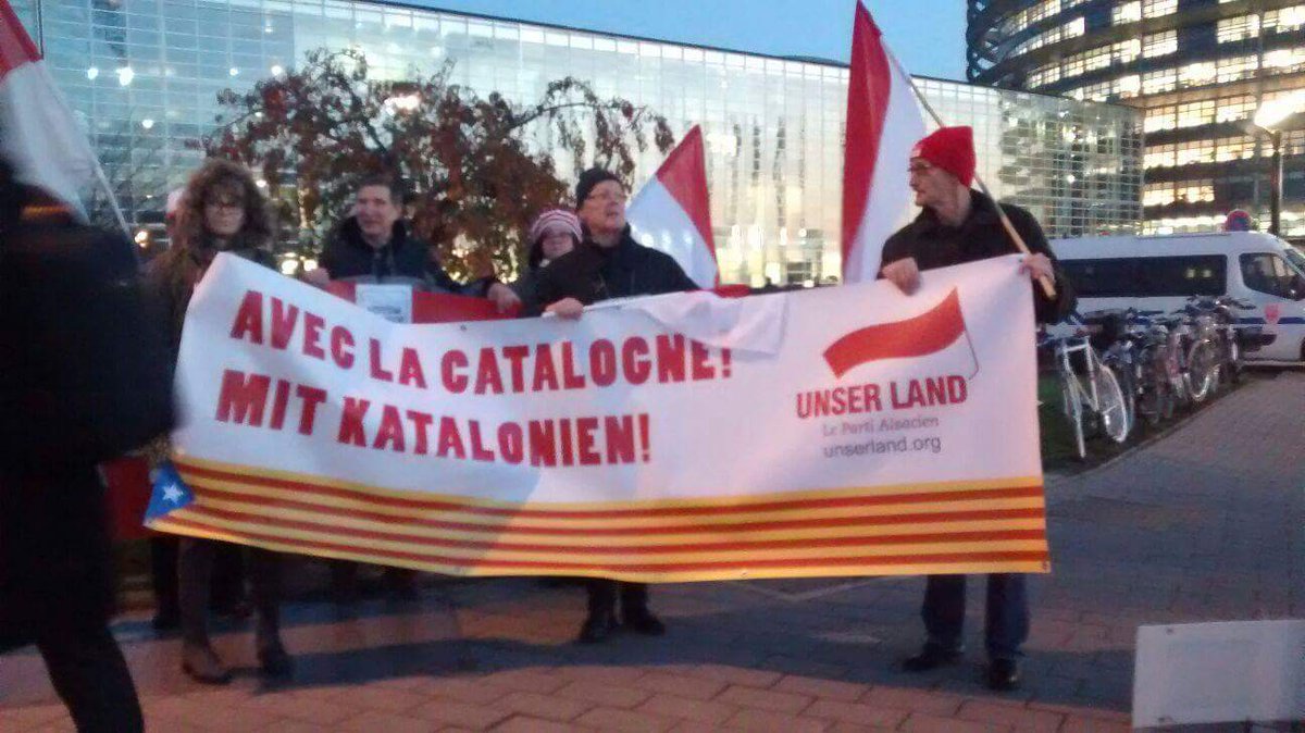 LidiaSenra's tweet photo. Amosando a nosa solidariedade co pobo catalán durante a sesión plenaria do Parlamento Europeo en Estrasburgo #Llibertatpresospolitics #Catalonia #Freedom https://t.co/QzEvWUYWCw