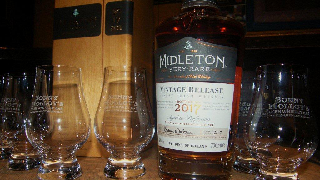 Thanks @2DramsofWhiskey for the lovely review of our recent @midletonvrare event which saw Master Distiller Brian Nation visit @SonnyMolloys, the home of Midleton Whiskey in the West of Ireland, for the grand unveiling of the 2018 edition.... bit.ly/2yZrZKp