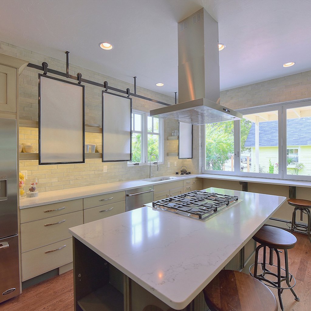 This contemporary take on sliding barn door cabinet doors creates lots of gorgeous lines in this kitchen. Credit: @freebuilders.design