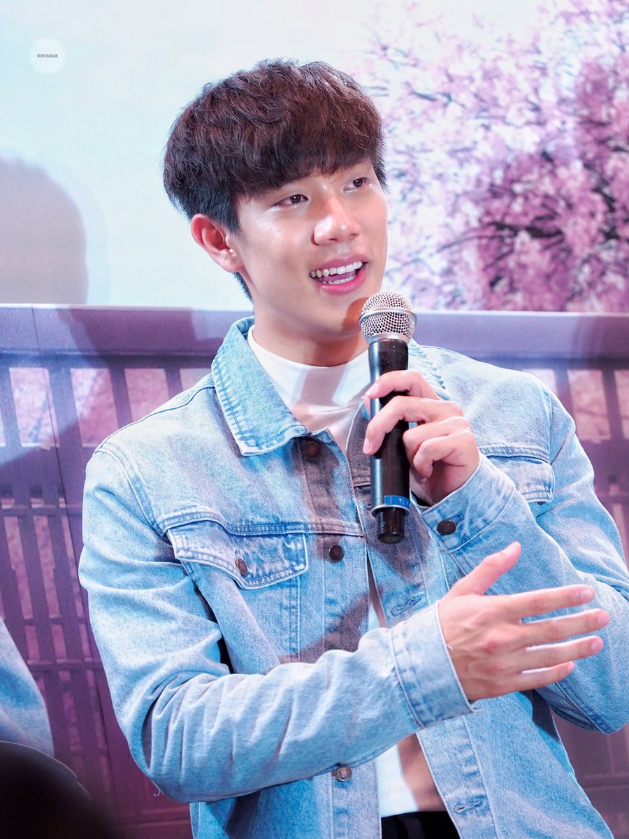 OOHO_789's tweet photo. เวลาที่ได้พูดก็จะไปหมดทั้งมือทั้งหน้าทั้งตา (ที่ดูจะง่วงๆไปบ้าง) 

ก็ชอบนะฟังเพลิน ดูเพลิน บรรเทิงใจ ☺️
   
#KimiNoSuizoWoTabetai

#grtsp
#เกรทสพล
#Conversationthailand
#tusexyboy
#SFWCentralworld 
#14Nov2017 https://t.co/AAPhhcJu4J