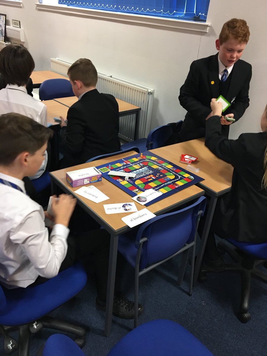KHSmodlangs's tweet photo. Game day in ML club 😊. Snap got very competitive! 😂🇫🇷🇪🇸🌟 #LanguagesMatter #ActiveLearning #MLFun https://t.co/dAehuh8TWT