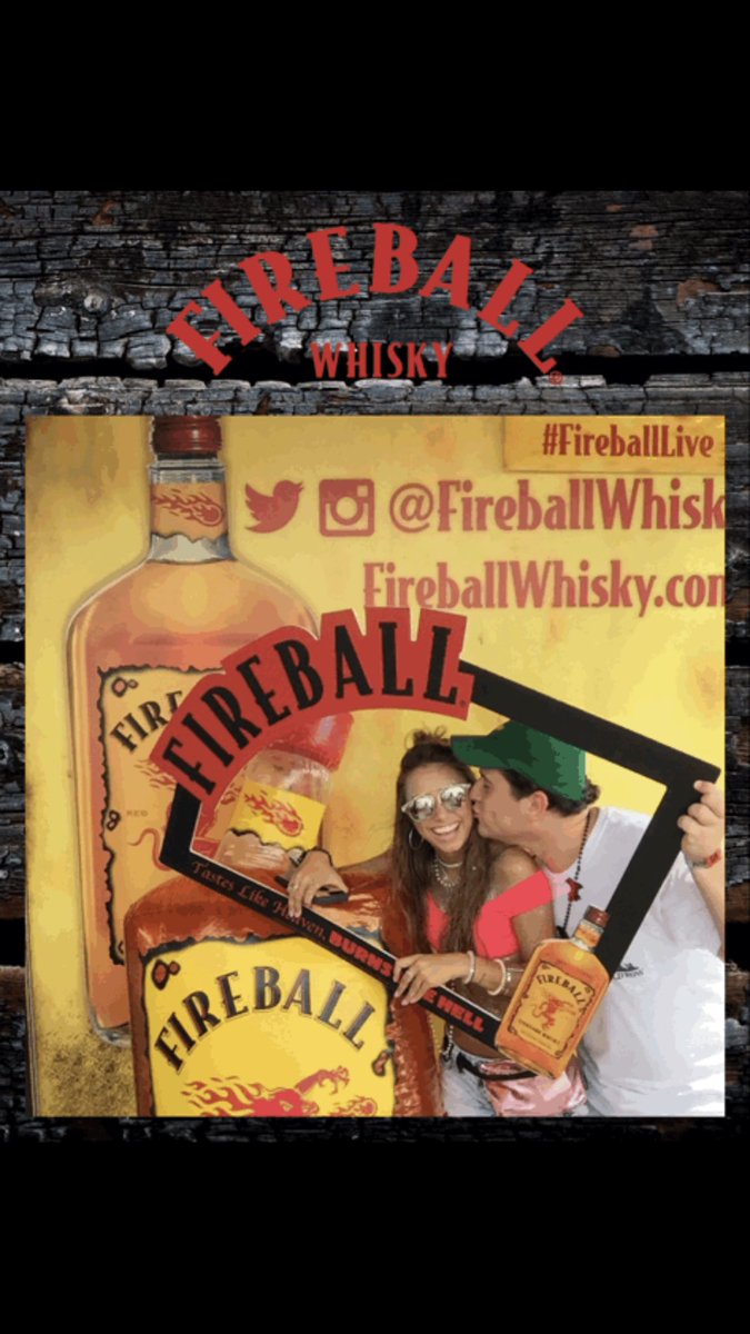 Ronnatullis12's tweet photo. The lineup for Hangout jus went out & im hype af for it!!!🤙🏽🎼🏝🎟☪️ So pls enjoy these pics of me and my bestie @JacksonBreck99 from last year 😂😂😛❤️ #FireballLive https://t.co/sXy7byD4WR
