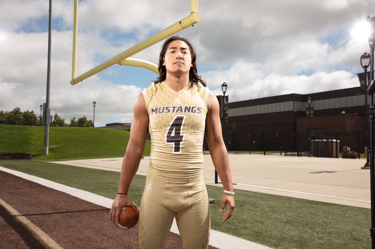 Offensive player of the game is senior Nate Huot! Nate had a school record 19 receptions for 164 yards and a TD vs CSP. He finished this season with career highs in receptions (85) and yards (949)! He finishes his career with 269 career catches, 3304 yards and 30 TD’s! #212Goat