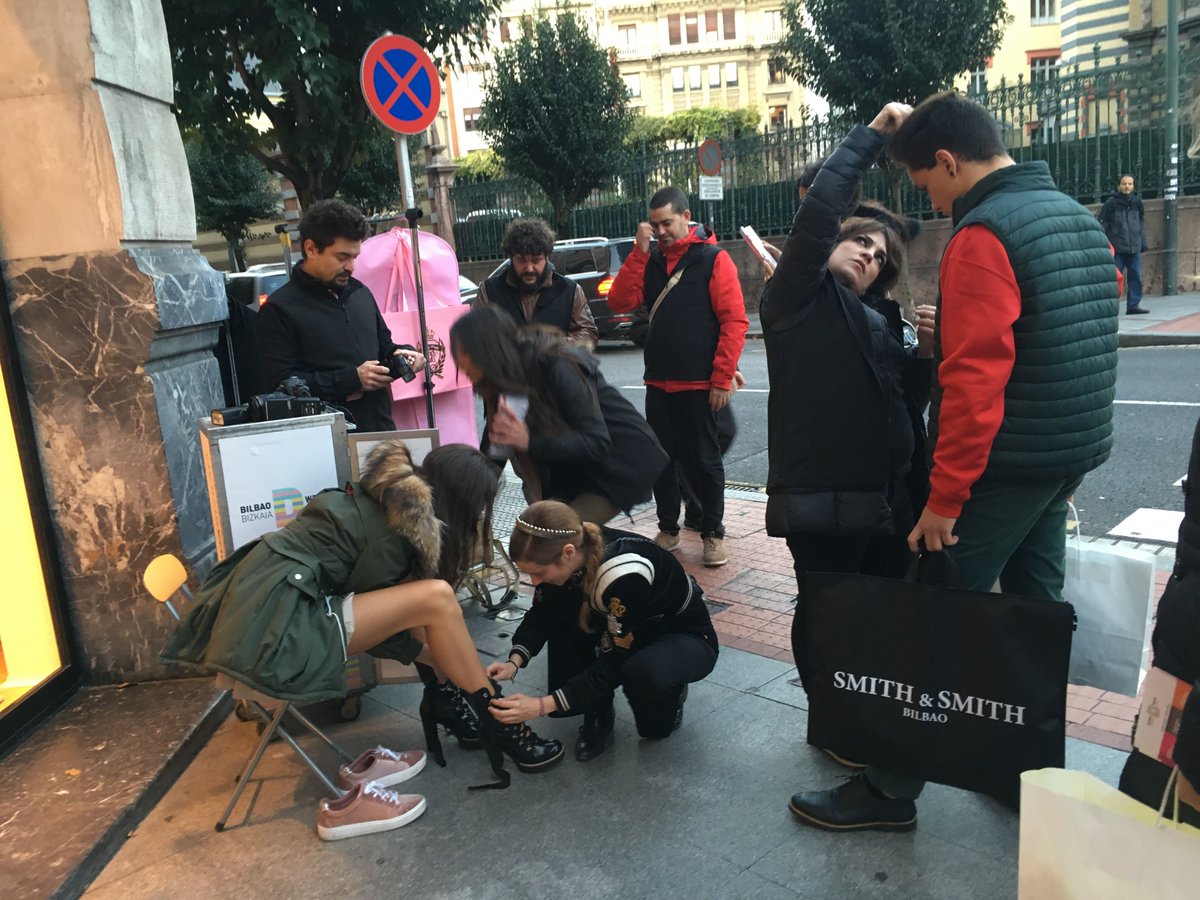 bbdesignweek's tweet photo. La #moda se traslada hoy a la plaza circular. Una sesión de fotos en directo en pleno #Bilbao de la mano de @EikenCluster. Así nos preparamos para la semana del #diseño ¿Vienes a vernos? #bidweek2017 https://t.co/cY2hKingUt