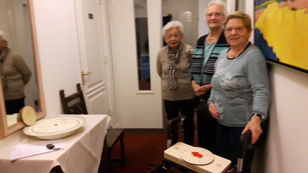 De #Kompasrollator ontvangen van <a href="/SpelPlus1/">SpelPlus</a> vandaag met succes uitgeprobeerd bij <a href="/DGLGroep/">DeGoudenLeeuwGroep</a>. Binnen een parcours uitgezet en de dames hoefden alleen maar de pijl te volgen.  Bij de bordjes werd stilgestaan voor een vraag! #topactiviteit #dementie