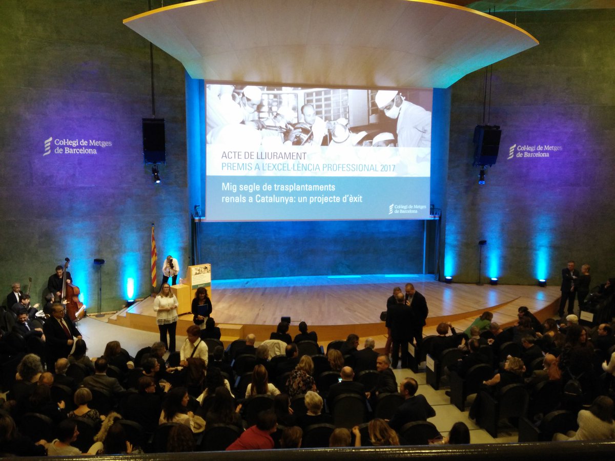 COMBarcelona's tweet image. Avui estem a l’Auditori AXA celebrant els 🎆Premis a l’Excel·lència Professional 2017 🎆 Reconeixem grans profesisionals #Honestedat  #Compromís  #Altruisme #Integritat #Excellència #PremisExcellència