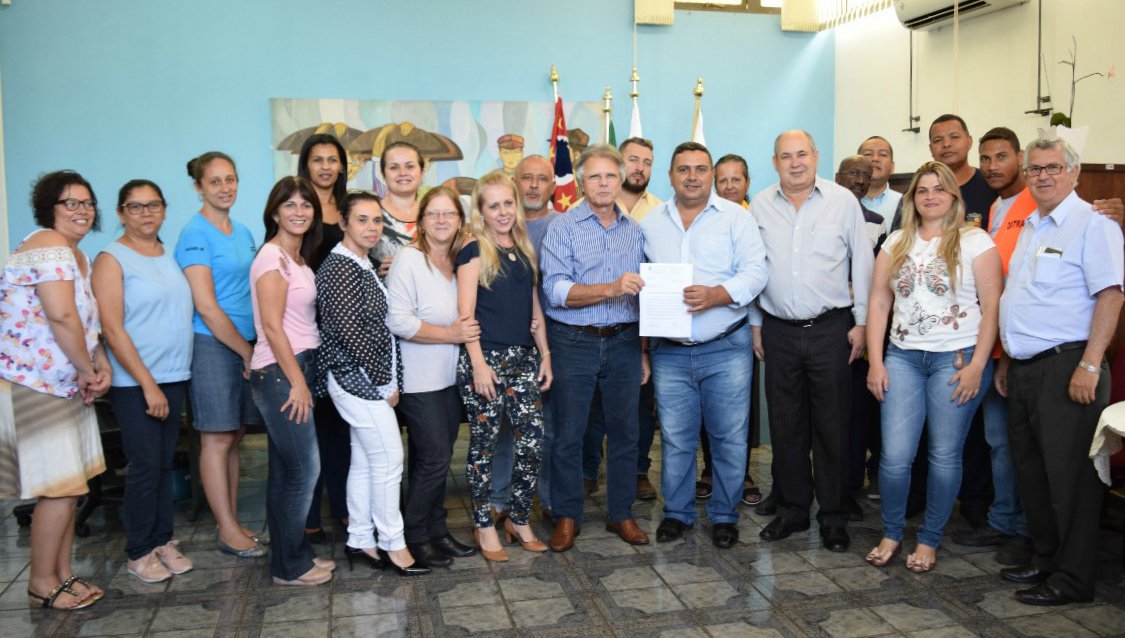 vanderleimacris's tweet photo. Em Rafard, com o prefeito Uil Maia e o vice Carlão.
Para o município estamos aguardando a liberação de emenda do Ministério do Esporte e anunciamos mais recursos para Saúde Básica.
Abraço #Rafard!
#TrabalhandoPorRafard #Esporte #Saúde #TrabalhandoPorSP #AquiÉMacris https://t.co/V6NkCtSZSe