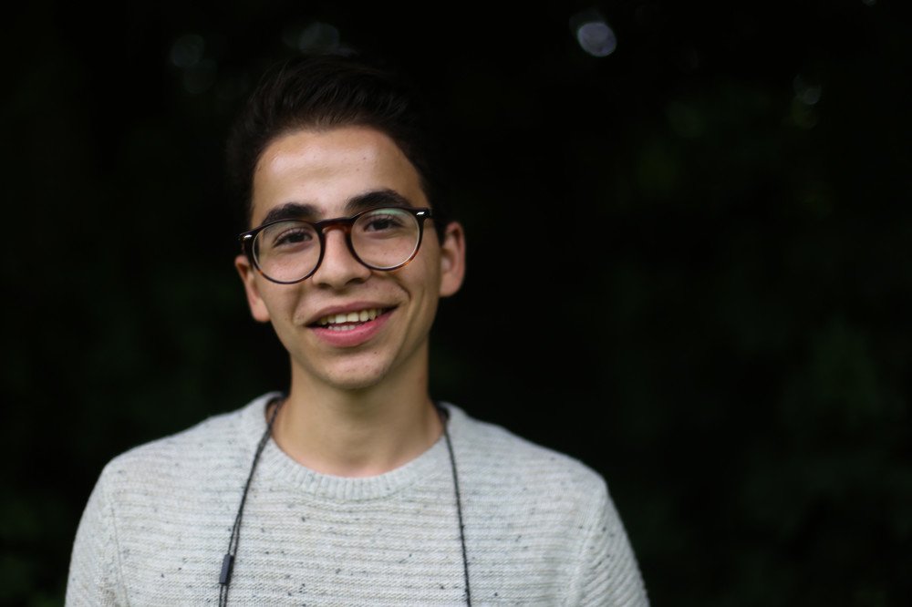UNICEFnl's tweet photo. 'De bittere reis van Hisham (18)' is het eerste blog in de serie #write2unite waarin jongeren gevlucht uit eigen land en jongeren uit Nederland in teams bloggen. https://t.co/l99J6UqOb2 https://t.co/MCwxbrIE7V
