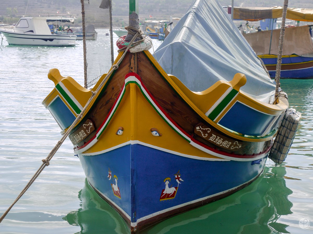 povecham's tweet image. P2 : Les bateaux de pêche du petit port de Marsaxlokk à Malte qui se protègent du mauvais oeil. Le premier qui arrive à prononcer le nom de cette ville du premier coup gagne mon respect total 😂 #BattlePhoto